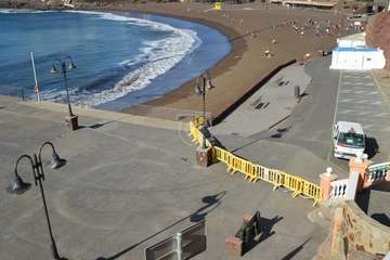 Una grúa de 80 metros trabaja en la reparación del Neptuno en Melenara/TA.